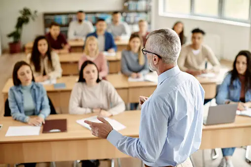 Etudiants et enseignant en cours